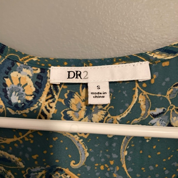 Beautiful cap sleeve silky blouse.Light and airy.Several pleats and tucks. Cute! - Picture 2 of 8